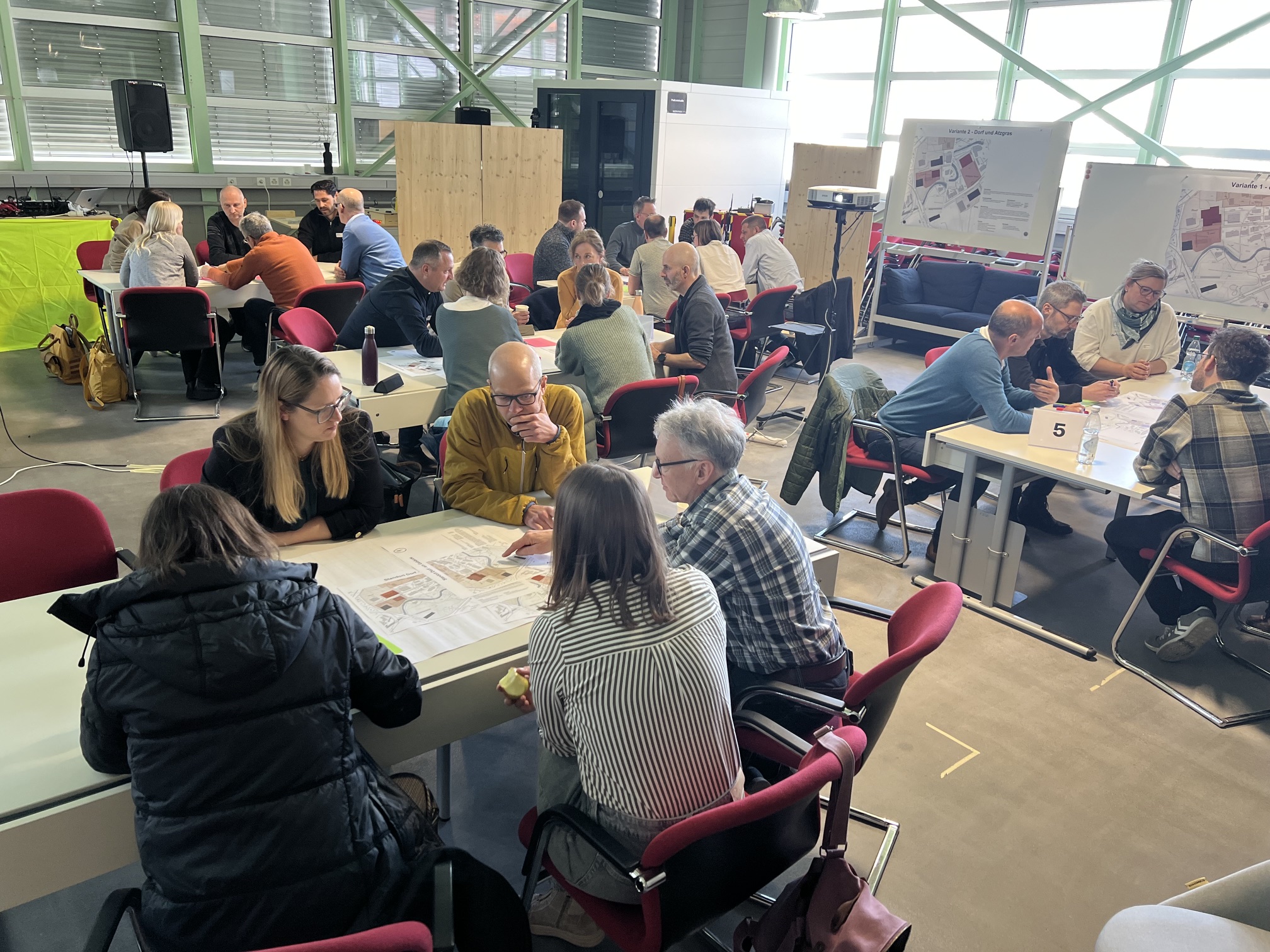 Tischdialoge im Workshop zur Schulraumplanung Gais