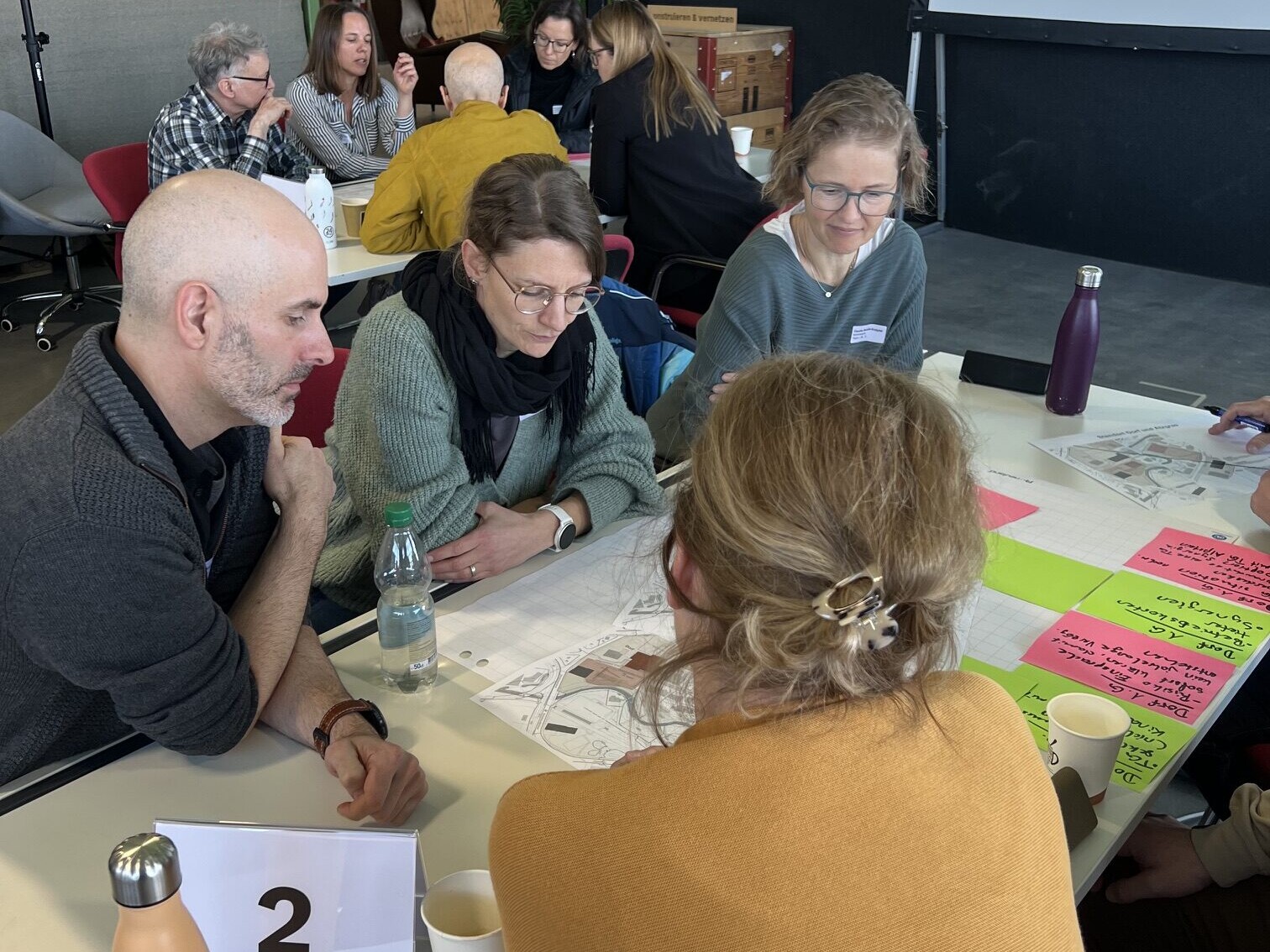 Gruppenarbeit bei der Partizipation zur Schulraumplanung in Gais